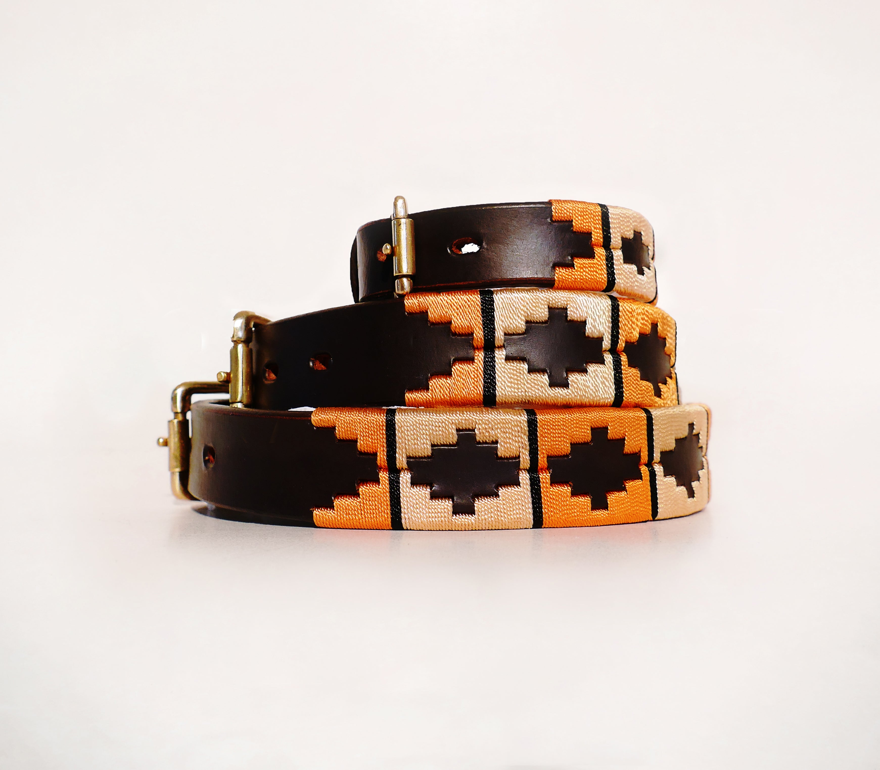 Honden halsband Naranja van Happy Colour Equestrian. Een bruin leder halsband met oranje, gouden en zwarte stiksels.