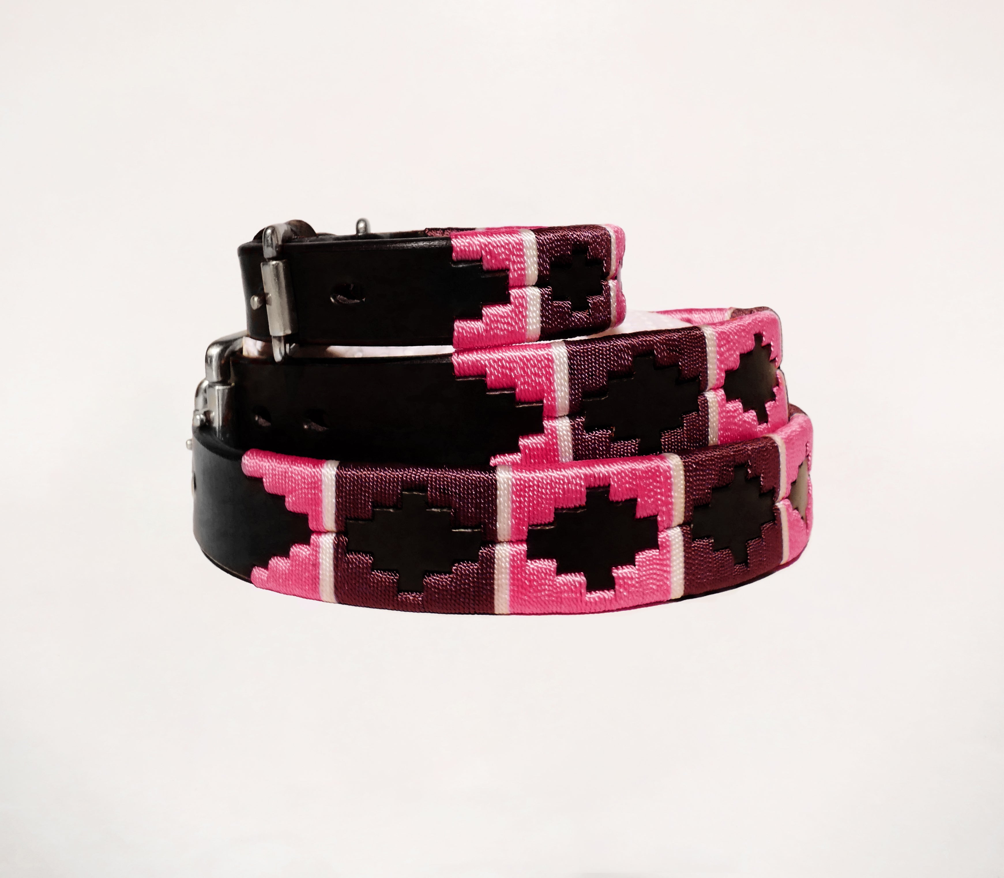 Hondenhalsband Rosado van Happy Colour Equestrian. Een zwart leder halsband met roze, aubergine en witte stiksels.