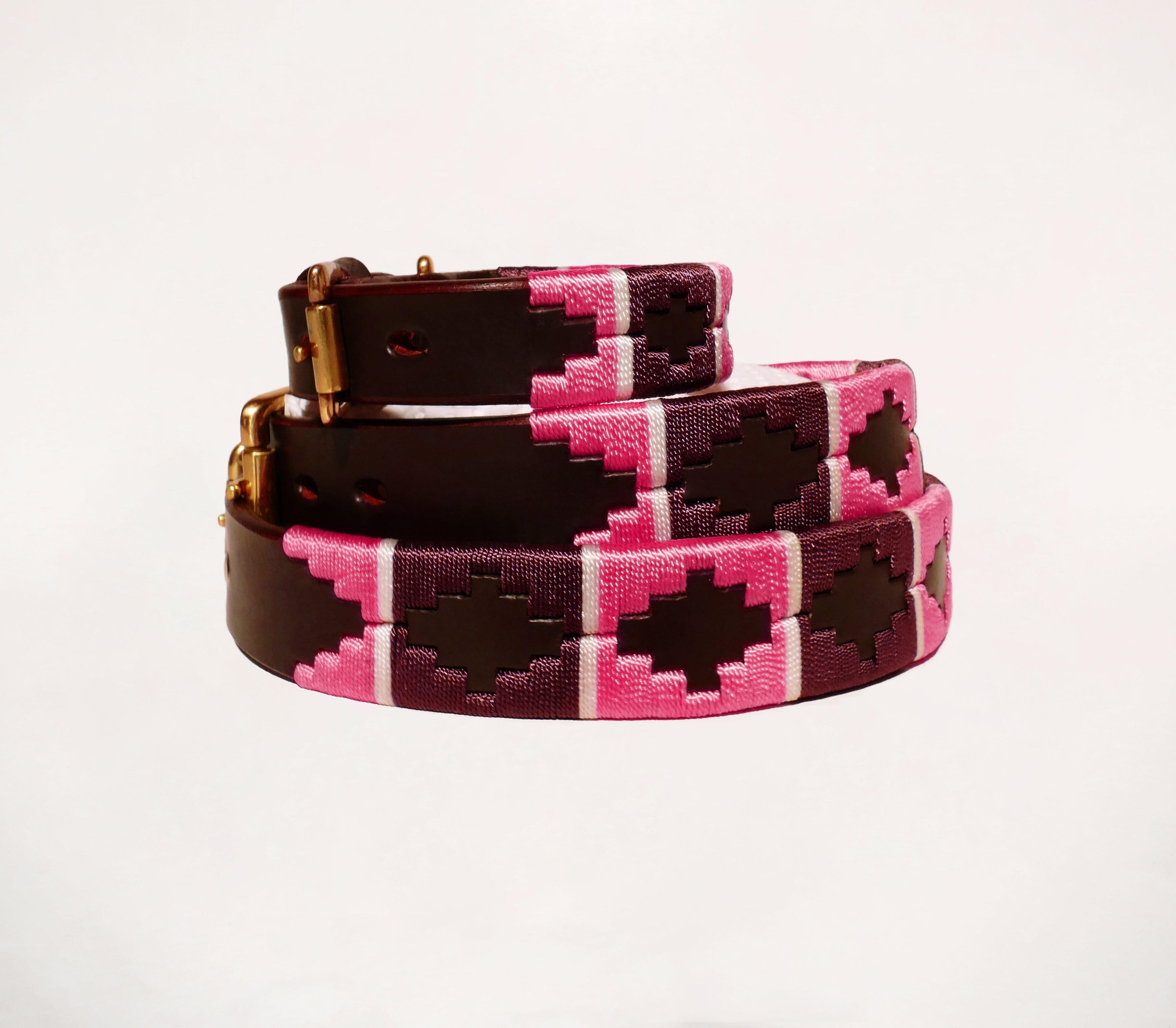 Hondenhalsband Rosado van Happy Colour Equestrian. Een bruin leder halsband met roze, aubergine en witte stiksels.