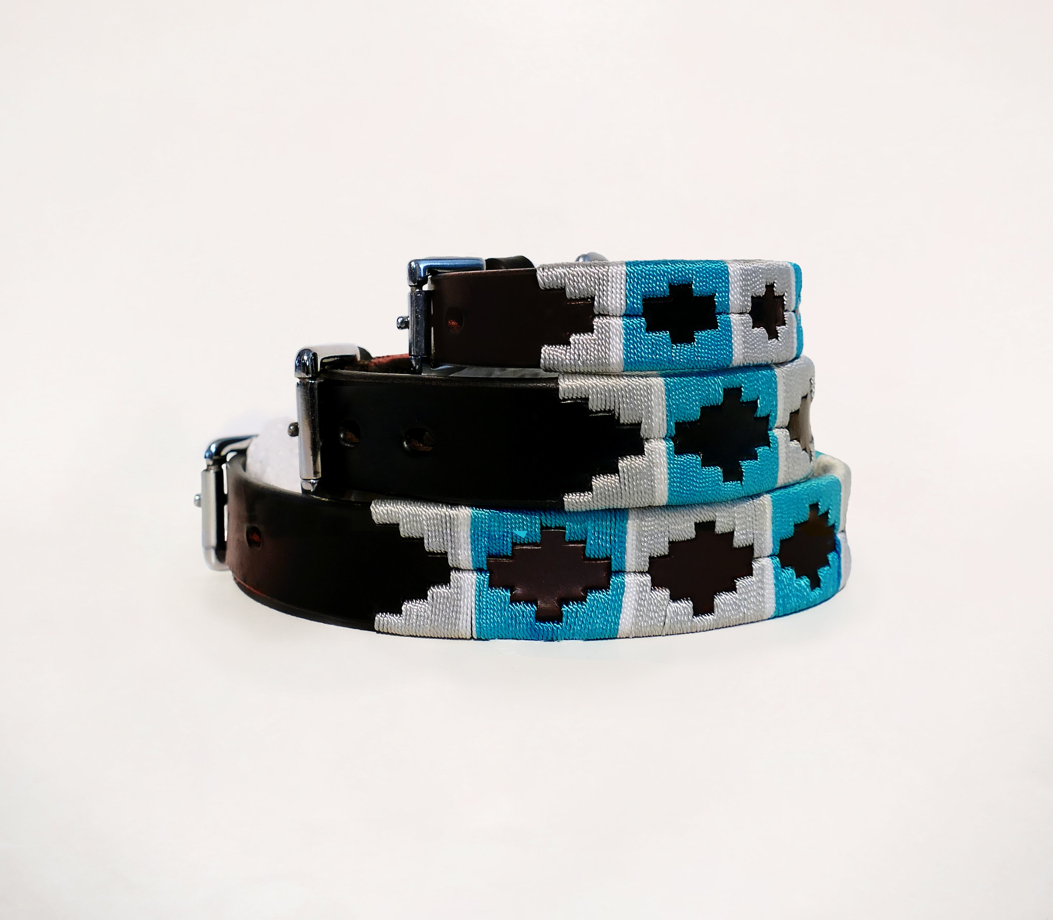 Hondenhalsband Turquesa van Happy Colour Equestrian. Een bruin leder halsband met turquoise, zilveren en witte stiksels.